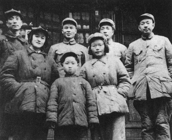 9.苏州市军管会主任韦国清（后排左二）与地下党负责人苏州工委书记张云曾（后排左一）等合影。.jpg