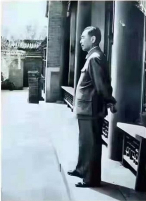1971年，周恩来在中南海西花厅门前.jpg