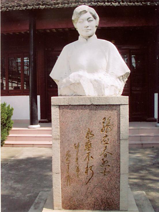 张应春雕像.jpg