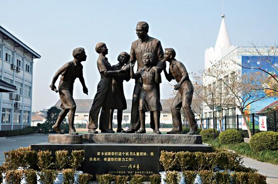 周恩来与“新旅”成员雕塑.jpg