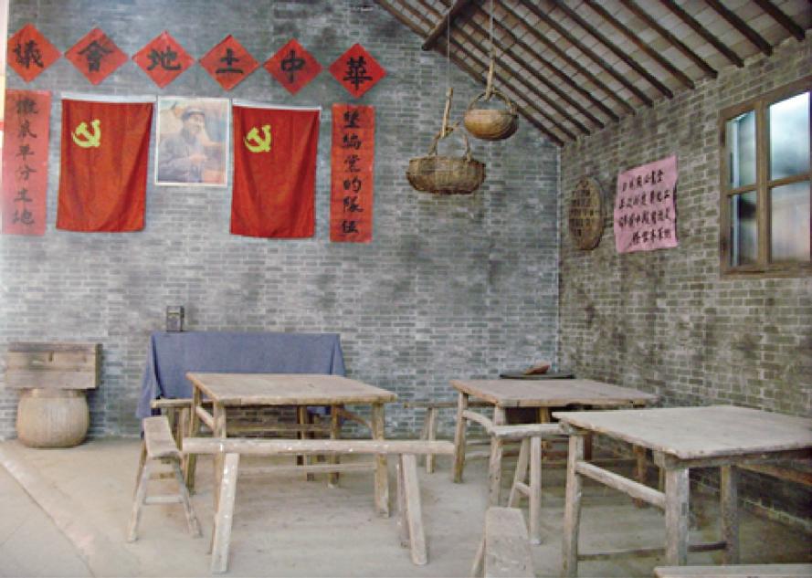 纪念馆陈列的当年华中土地工作会议会场场景.jpg