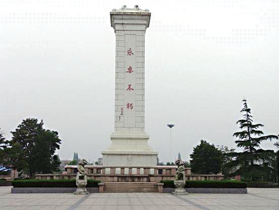 陵园内的纪念塔.jpg