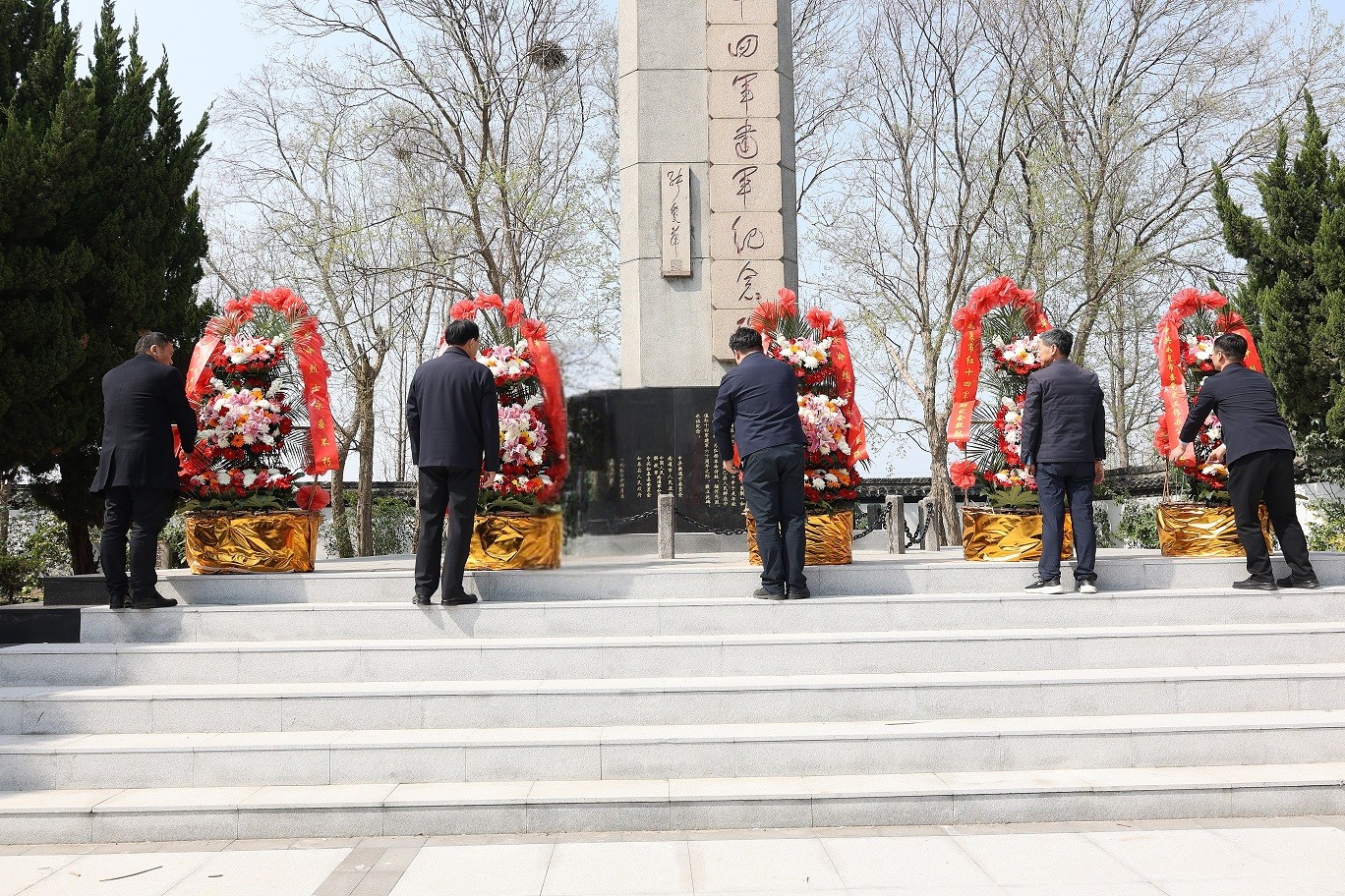 1744255830925828.jpg 敬献花篮.jpg