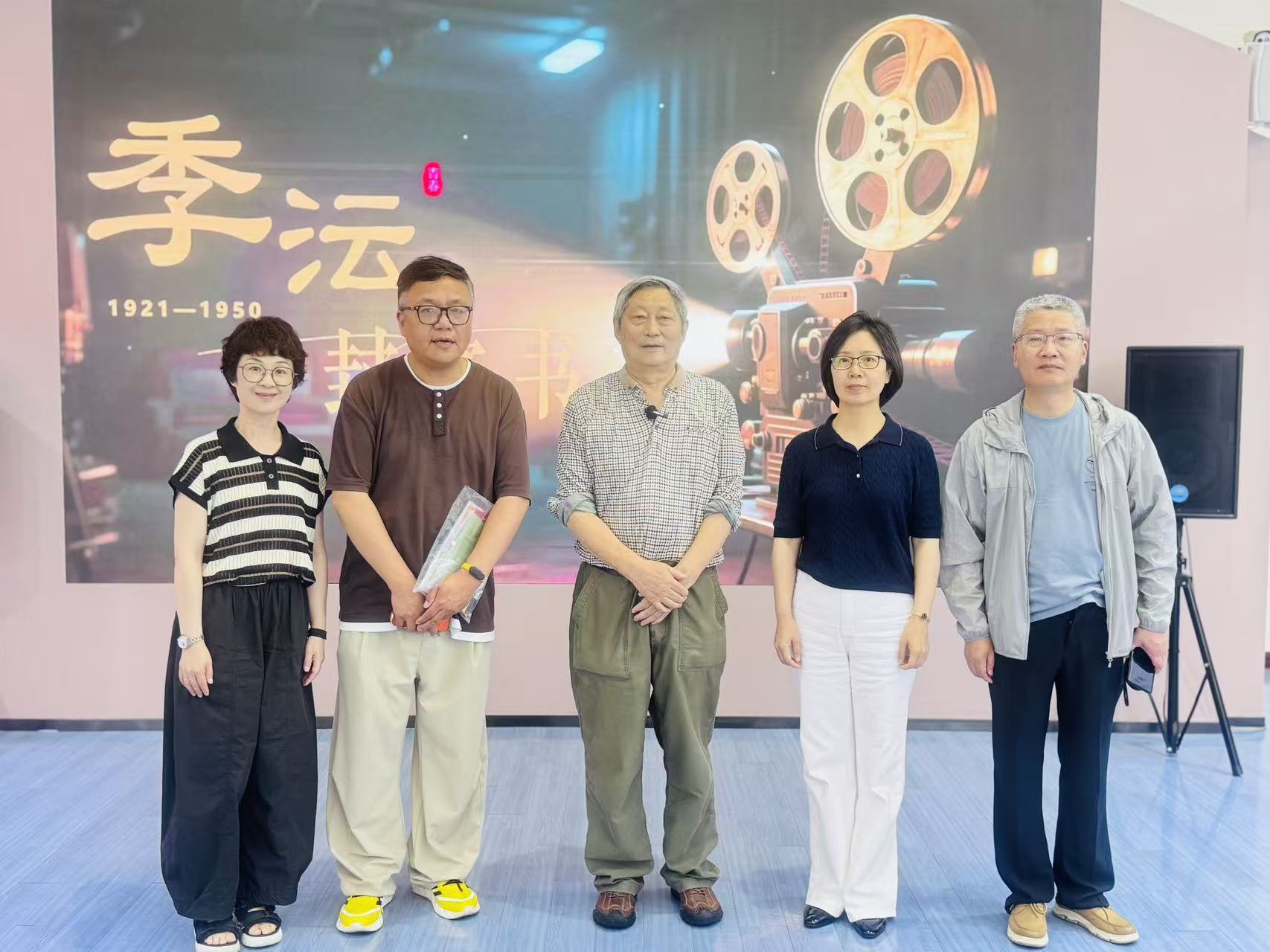 调研组与受访对象合影.jpg