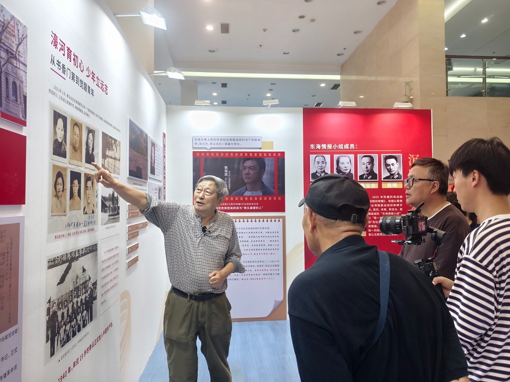 季沄烈士外甥、南京邮电大学教授王良元现场讲解.jpg