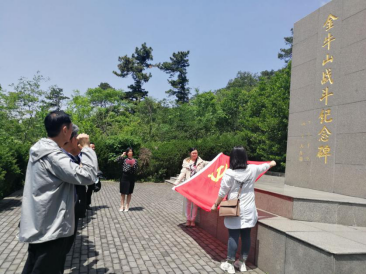 两个支部的党员们先后瞻仰了金牛山战斗纪念碑,《茉莉花》采风纪念碑